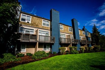 Manicured Landscaping and Greenery at Townhomes Near Beaverton
